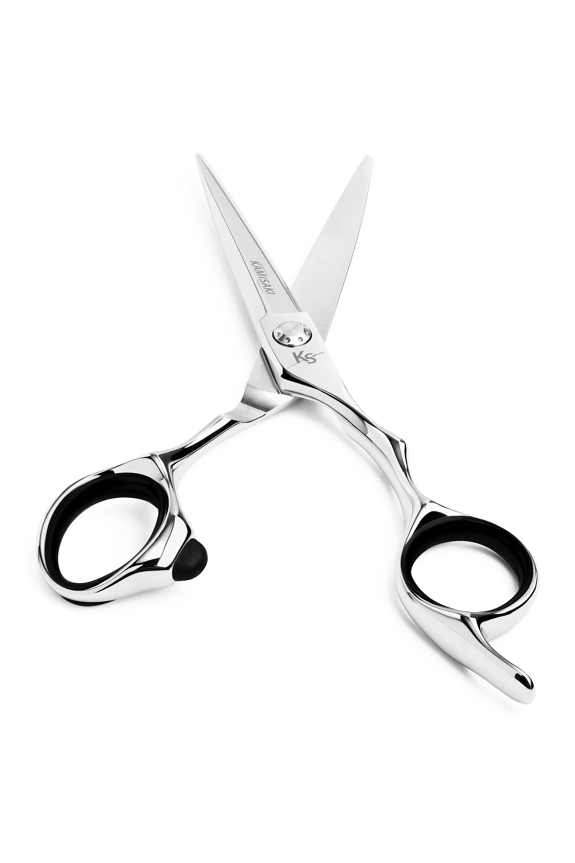 Impugnatura offset ergonomica delle forbici Kamisaki Kirei-Line Finesse, leggera e maneggevole per stilisti con mani piccole.