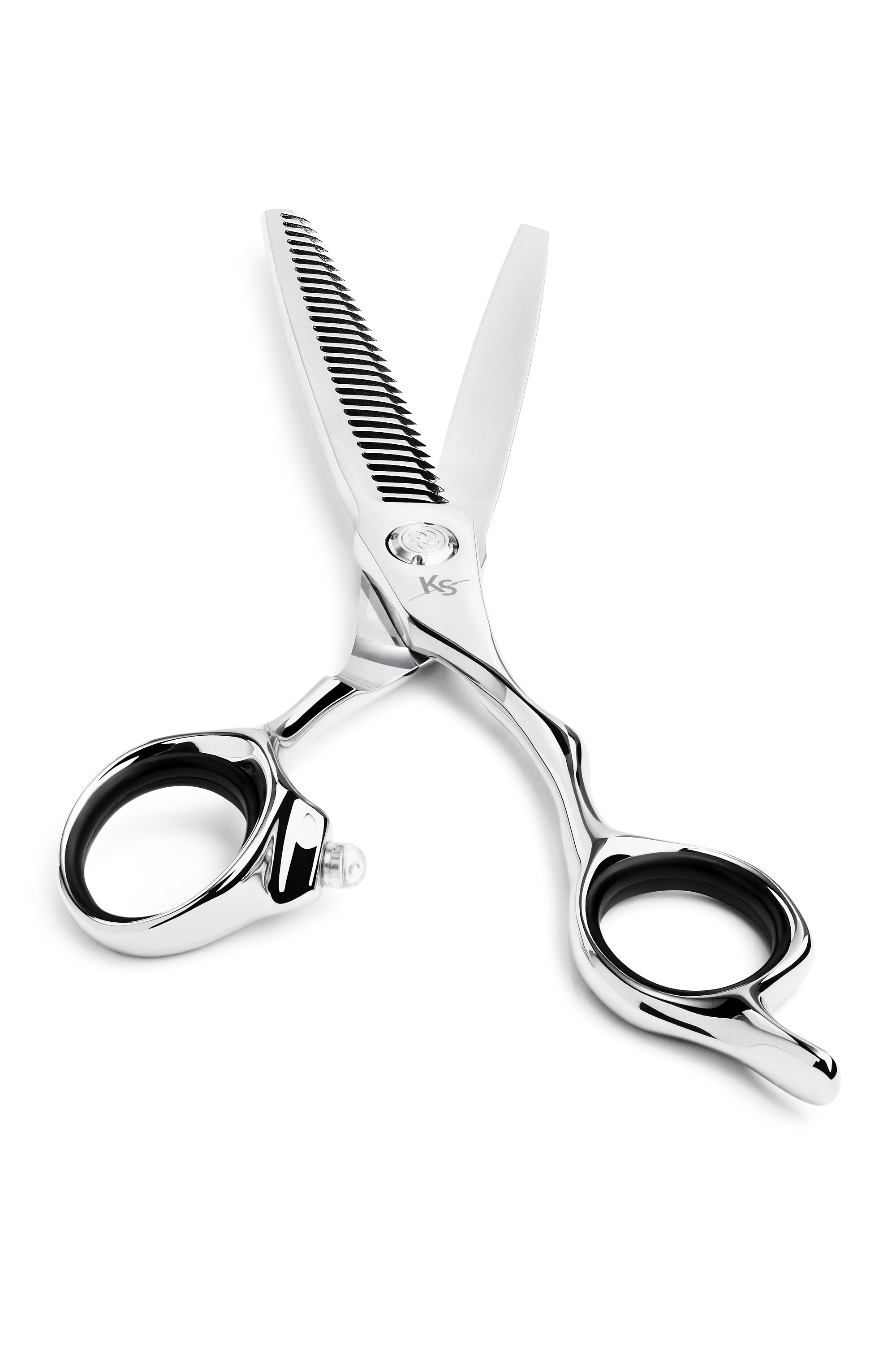 Dettaglio dell'impugnatura offset ergonomica della sfoltitrice professionale Kamisaki Tenkou, progettata per il massimo comfort di barbieri e parrucchieri.